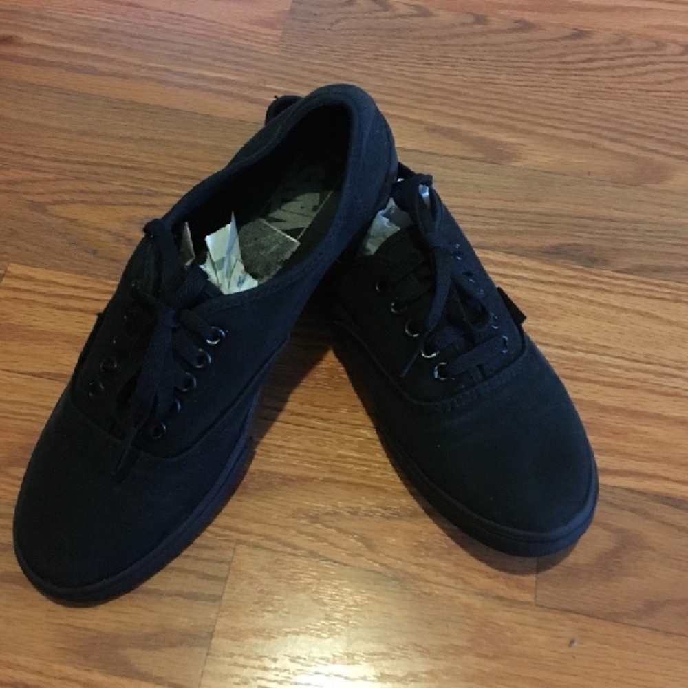 9 women's 7.5 men's shoes. Vans Low Pro